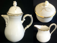 Lade das Bild in den Galerie-Viewer, KAFFEEKANNE MIT DECKEL &quot;Ingres Weiss&quot; - Porzellan, Goldrand Linien Blatt Blätter Rosenblüte Relief Form Motiv Dekor
