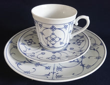 Lade das Bild in den Galerie-Viewer, 2er Set KAFFEETASSEN &quot;Ingres Weiss&quot; - Porzellan, Indisch Blau Strohblume Motiv Dekor (Grüner Markenstempel)
