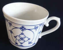 Lade das Bild in den Galerie-Viewer, 2er Set KAFFEETASSEN &quot;Ingres Weiss&quot; - Porzellan, Indisch Blau Strohblume Motiv Dekor (Grüner Markenstempel)
