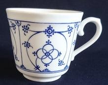 Lade das Bild in den Galerie-Viewer, 2er Set KAFFEETASSEN &quot;Ingres Weiss&quot; - Porzellan, Indisch Blau Strohblume Motiv Dekor (Grüner Markenstempel)
