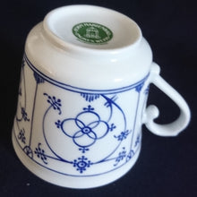 Lade das Bild in den Galerie-Viewer, 2er Set KAFFEETASSEN &quot;Ingres Weiss&quot; - Porzellan, Indisch Blau Strohblume Motiv Dekor (Grüner Markenstempel)
