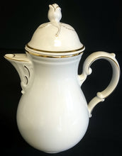 Lade das Bild in den Galerie-Viewer, KAFFEEKANNE MIT DECKEL &quot;Ingres Weiss&quot; - Porzellan, Goldrand Linien Blatt Blätter Rosenblüte Relief Form Motiv Dekor
