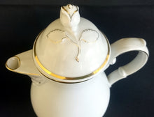 Lade das Bild in den Galerie-Viewer, KAFFEEKANNE MIT DECKEL &quot;Ingres Weiss&quot; - Porzellan, Goldrand Linien Blatt Blätter Rosenblüte Relief Form Motiv Dekor
