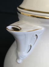 Lade das Bild in den Galerie-Viewer, KAFFEEKANNE MIT DECKEL &quot;Ingres Weiss&quot; - Porzellan, Goldrand Linien Blatt Blätter Rosenblüte Relief Form Motiv Dekor
