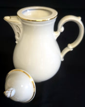 Lade das Bild in den Galerie-Viewer, KAFFEEKANNE MIT DECKEL &quot;Ingres Weiss&quot; - Porzellan, Goldrand Linien Blatt Blätter Rosenblüte Relief Form Motiv Dekor
