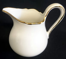 Lade das Bild in den Galerie-Viewer, 3er Set MILCHKÄNNCHEN &amp; ZUCKERDOSE MIT DECKEL &quot;Ingres Weiss&quot; - Porzellan, Goldrand Linien Blatt Blätter Rosenblüte Relief Form Motiv Dekor
