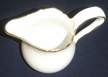Lade das Bild in den Galerie-Viewer, 3er Set MILCHKÄNNCHEN &amp; ZUCKERDOSE MIT DECKEL &quot;Ingres Weiss&quot; - Porzellan, Goldrand Linien Blatt Blätter Rosenblüte Relief Form Motiv Dekor
