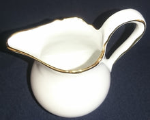 Lade das Bild in den Galerie-Viewer, 3er Set MILCHKÄNNCHEN &amp; ZUCKERDOSE MIT DECKEL &quot;Ingres Weiss&quot; - Porzellan, Goldrand Linien Blatt Blätter Rosenblüte Relief Form Motiv Dekor
