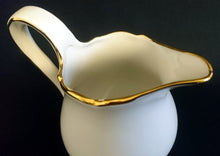 Lade das Bild in den Galerie-Viewer, 3er Set MILCHKÄNNCHEN &amp; ZUCKERDOSE MIT DECKEL &quot;Ingres Weiss&quot; - Porzellan, Goldrand Linien Blatt Blätter Rosenblüte Relief Form Motiv Dekor
