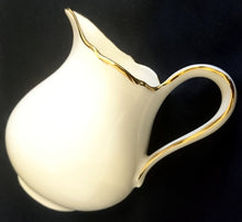 Lade das Bild in den Galerie-Viewer, 3er Set MILCHKÄNNCHEN &amp; ZUCKERDOSE MIT DECKEL &quot;Ingres Weiss&quot; - Porzellan, Goldrand Linien Blatt Blätter Rosenblüte Relief Form Motiv Dekor
