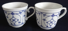 Lade das Bild in den Galerie-Viewer, 2er Set 2er KAFFEEGEDECKE &quot;Ingres Weiss&quot; - Porzellan, Indisch Blau Strohblume Motiv Dekor (Schwarzer Markenstempel)
