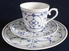 Lade das Bild in den Galerie-Viewer, KAFFEETASSE &quot;Ingres Weiss&quot; - Porzellan, Indisch Blau Strohblume Motiv Dekor (Schwarzer Markenstempel)

