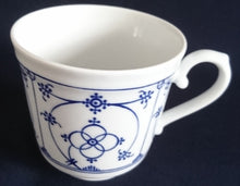 Lade das Bild in den Galerie-Viewer, 2er Set 2er KAFFEEGEDECKE &quot;Ingres Weiss&quot; - Porzellan, Indisch Blau Strohblume Motiv Dekor (Schwarzer Markenstempel)
