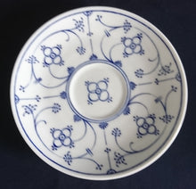 Lade das Bild in den Galerie-Viewer, 2er Set 2er KAFFEEGEDECKE &quot;Ingres Weiss&quot; - Porzellan, Indisch Blau Strohblume Motiv Dekor (Schwarzer Markenstempel)
