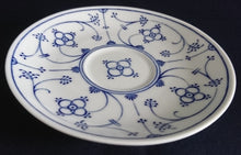 Lade das Bild in den Galerie-Viewer, 2er Set 2er KAFFEEGEDECKE &quot;Ingres Weiss&quot; - Porzellan, Indisch Blau Strohblume Motiv Dekor (Schwarzer Markenstempel)
