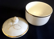 Lade das Bild in den Galerie-Viewer, 3er Set MILCHKÄNNCHEN &amp; ZUCKERDOSE MIT DECKEL &quot;Ingres Weiss&quot; - Porzellan, Goldrand Linien Blatt Blätter Rosenblüte Relief Form Motiv Dekor
