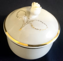 Lade das Bild in den Galerie-Viewer, 3er Set MILCHKÄNNCHEN &amp; ZUCKERDOSE MIT DECKEL &quot;Ingres Weiss&quot; - Porzellan, Goldrand Linien Blatt Blätter Rosenblüte Relief Form Motiv Dekor
