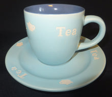 Lade das Bild in den Galerie-Viewer, 4er Set TEEGEDECKE - Keramik / Steingut, 2färbiges Teekannen Motiv Tea Aufschrift Dekor

