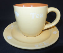 Lade das Bild in den Galerie-Viewer, 4er Set TEEGEDECKE - Keramik / Steingut, 2färbiges Teekannen Motiv Tea Aufschrift Dekor

