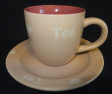 Lade das Bild in den Galerie-Viewer, 4er Set TEEGEDECKE - Keramik / Steingut, 2färbiges Teekannen Motiv Tea Aufschrift Dekor

