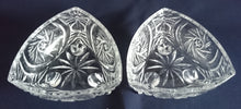 Lade das Bild in den Galerie-Viewer, 2er Set DREIECKIGE DESSERTSCHALEN - Kristallglas, Blumen Blüten Pflanzen Sonne Stern Abstrakt Motiv Schliff
