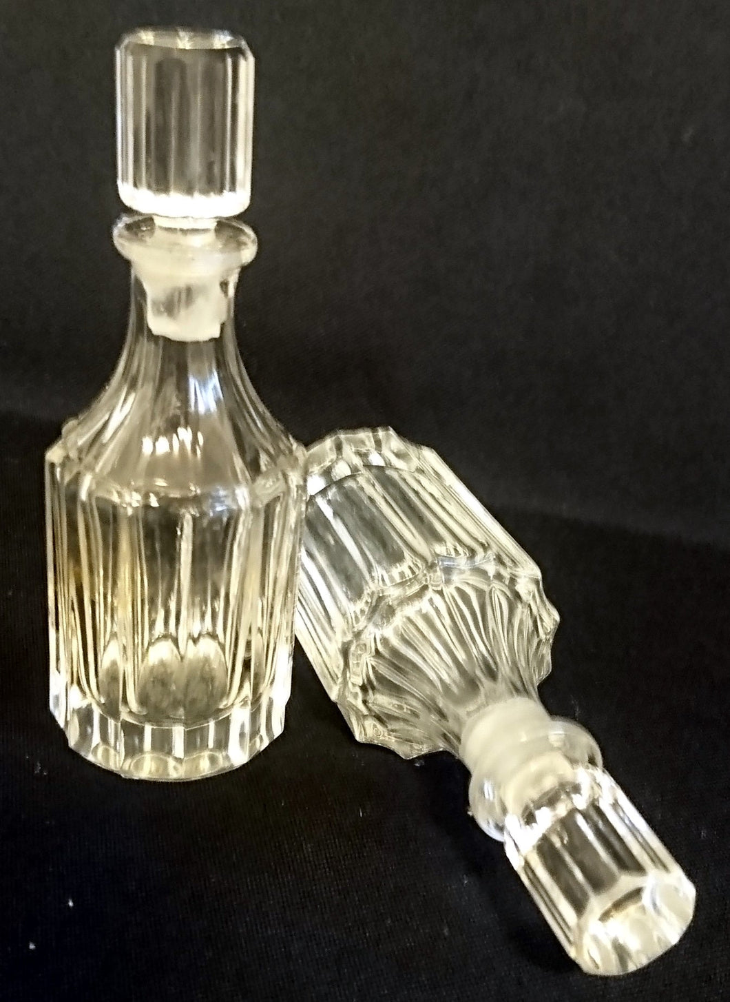 2er Set LEERE FLACON´S - Press- / Hartglas, Klarer Teilschliff Kantiger Form Motiv Dekor