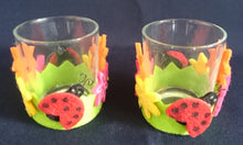 Lade das Bild in den Galerie-Viewer, TEELICHTGLAS - Hartglas &amp; Filz, Wiesenblumen Blüten Marienkäfer Motiv Dekor (G)
