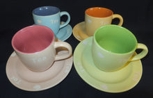 Lade das Bild in den Galerie-Viewer, 2er TEEGEDECK - Keramik / Steingut, Gelb Orange, 2färbiges Teekannen Motiv Tea Aufschrift Dekor
