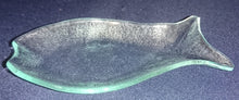 Lade das Bild in den Galerie-Viewer, ABLAGESCHÄLCHEN - Hartglas, Klares Fischform Dekor

