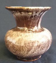 Lade das Bild in den Galerie-Viewer, BLUMENVASE - Keramik / Steingut, Meliertes Abstraktes Schleier Motiv Dekor
