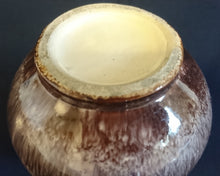 Lade das Bild in den Galerie-Viewer, BLUMENVASE - Keramik / Steingut, Meliertes Abstraktes Schleier Motiv Dekor
