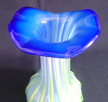Lade das Bild in den Galerie-Viewer, BLUMENVASE - Press- / Hartglas, Modern Style, Abstrakte Pilzform Linien Streifen Dekor
