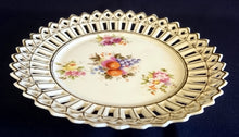 Lade das Bild in den Galerie-Viewer, 2er Set DEKORATIONS DESSERTTELLER - Porzellan Durchbrochen, Goldrand Blumenblüten Weintrauben Äpfel Apfel Motiv Dekor
