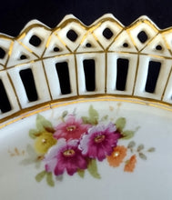 Lade das Bild in den Galerie-Viewer, 2er Set DEKORATIONS DESSERTTELLER - Porzellan Durchbrochen, Goldrand Blumenblüten Weintrauben Äpfel Apfel Motiv Dekor
