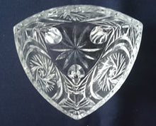 Lade das Bild in den Galerie-Viewer, 2er Set DREIECKIGE DESSERTSCHALEN - Kristallglas, Blumen Blüten Pflanzen Sonne Stern Abstrakt Motiv Schliff
