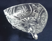 Lade das Bild in den Galerie-Viewer, DREIECKIGE DESSERTSCHALE - Kristallglas, Blumen Blüten Pflanzen Sonne Stern Abstrakt Motiv Schliff

