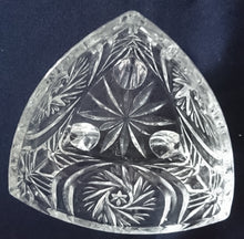 Lade das Bild in den Galerie-Viewer, 2er Set DREIECKIGE DESSERTSCHALEN - Kristallglas, Blumen Blüten Pflanzen Sonne Stern Abstrakt Motiv Schliff
