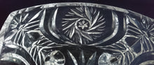 Lade das Bild in den Galerie-Viewer, 2er Set DREIECKIGE DESSERTSCHALEN - Kristallglas, Blumen Blüten Pflanzen Sonne Stern Abstrakt Motiv Schliff
