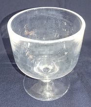 Lade das Bild in den Galerie-Viewer, EISDESSERT BECHER - Hartglas, Kreisförmige Geometrische Form
