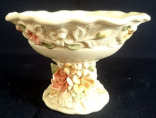Lade das Bild in den Galerie-Viewer, EISDESSERT BECHER - Keramik / Steingut, Jugendstil Blumen Blüten Strauß Flora Relief Design Dekor
