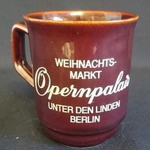 Lade das Bild in den Galerie-Viewer, GLÜHWEINTASSE - Keramik / Steingut, Weihnachtsmarkt Opernpalais Berlin Unter den Linden Schriftzug Stadtteil Motiv Dekor
