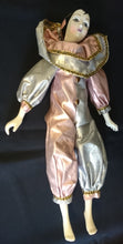Lade das Bild in den Galerie-Viewer, HARLEKIN PUPPE - Mittelgroß, Stoff / Porzellan, Handarbeit, Handbemalt
