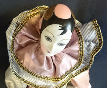 Lade das Bild in den Galerie-Viewer, HARLEKIN PUPPE - Mittelgroß, Stoff / Porzellan, Handarbeit, Handbemalt
