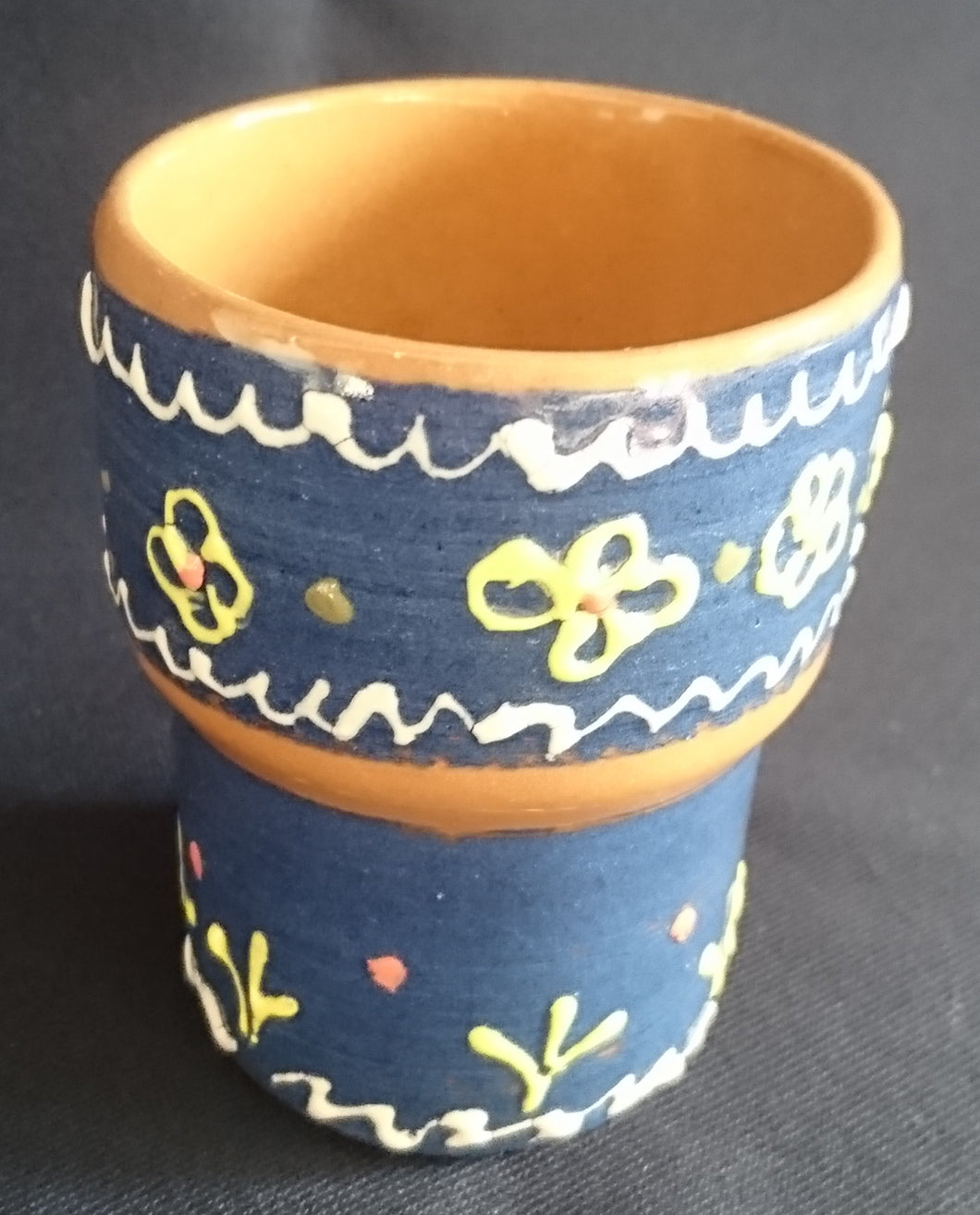 GETRÄNKEBECHER - Keramik / Steingut, Blumenblüten Pflanzen Flora Geschwungene Linien Striche Motiv Dekor, Handbemalt