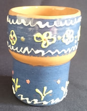 Lade das Bild in den Galerie-Viewer, GETRÄNKEBECHER - Keramik / Steingut, Blumenblüten Pflanzen Flora Geschwungene Linien Striche Motiv Dekor, Handbemalt
