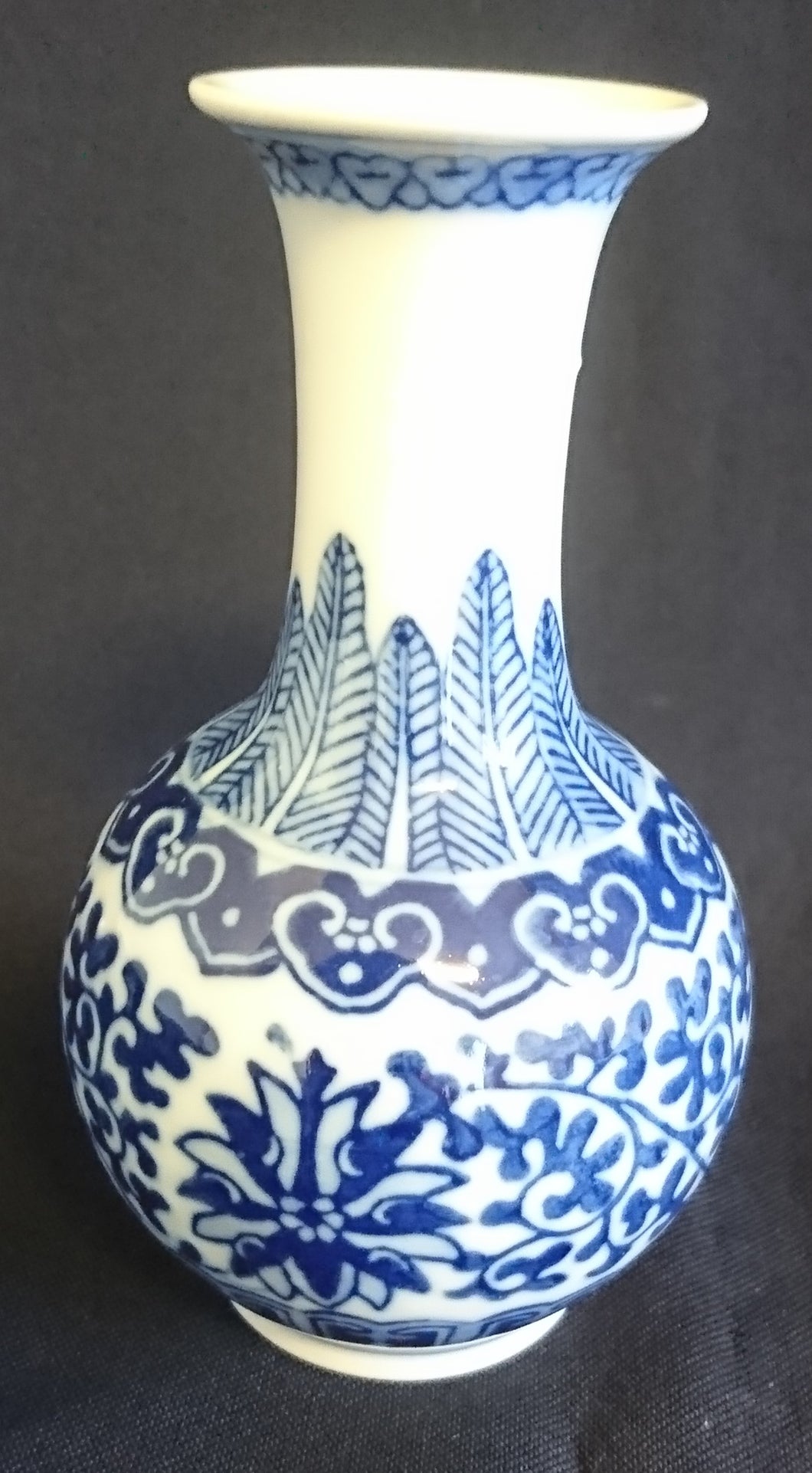 KLEINE BLUMENVASE - Porzellan, Blumenblüten Schilfpflanzen Abstrakt Rand Motiv Dekor