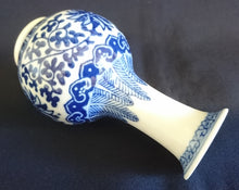 Lade das Bild in den Galerie-Viewer, KLEINE BLUMENVASE - Porzellan, Blumenblüten Schilfpflanzen Abstrakt Rand Motiv Dekor
