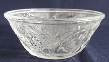 Lade das Bild in den Galerie-Viewer, KOMPOTTSCHALE - Hartglas, Geschliffenes Erdbeere Kirsche Obst Motiv Dekor
