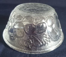 Lade das Bild in den Galerie-Viewer, KOMPOTTSCHALE - Hartglas, Geschliffenes Erdbeere Kirsche Obst Motiv Dekor
