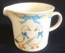 Lade das Bild in den Galerie-Viewer, MILCHKÄNNCHEN &quot;Porcelain Collection&quot; - Porzellan, Ländliches Gänse Schleifen Motiv Dekor
